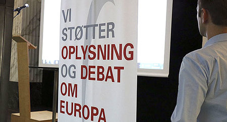 Plakat, hvorpå der står: Vi støtter oplysning og debat om Europa