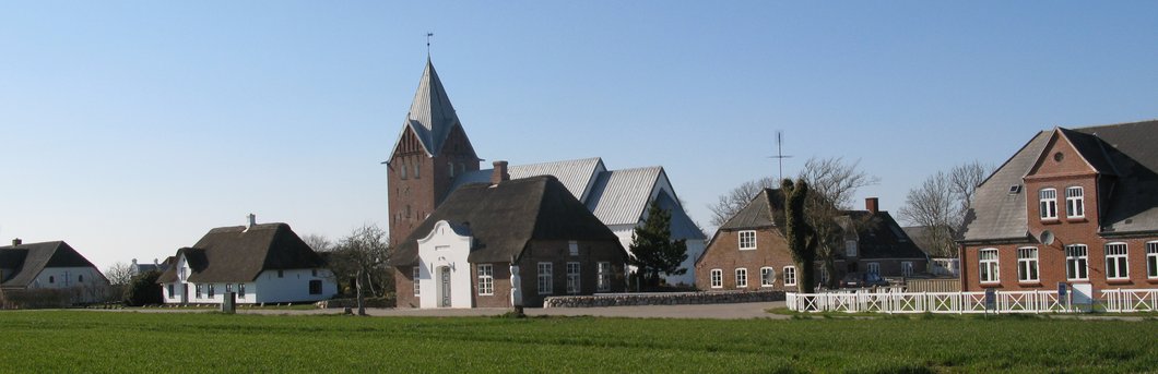 Ballum Kirke ligger mellem smukke villaer