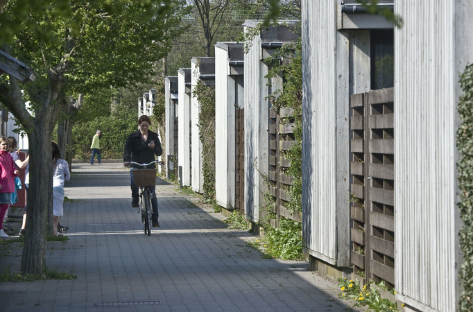 Det almennyttige boligbyggeri skulle sørge for gode boliger til alle. Foto: Ole Akhøj Cyklist og fodgængere på gang- og cykelsti ved gårdhavehuse.